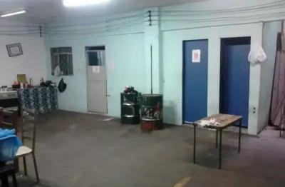 Ótima localização, dois salões, um em cima e o outro em baixo, próximo ao centro e demais rodovias.