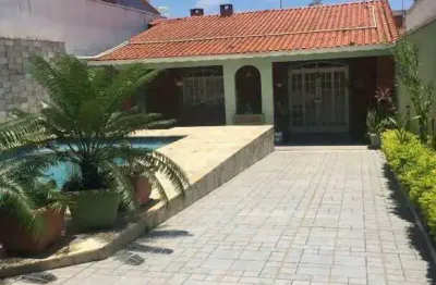 Casa térrea espaçosa de 256 m² com área gourmet e piscina – localização privilegiada!