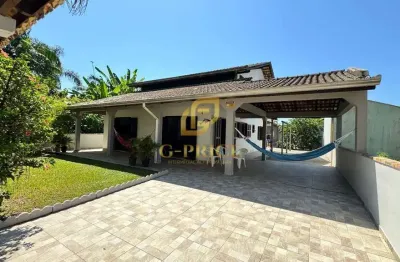 Ampla casa com quintal e edícula apenas 250m do mar