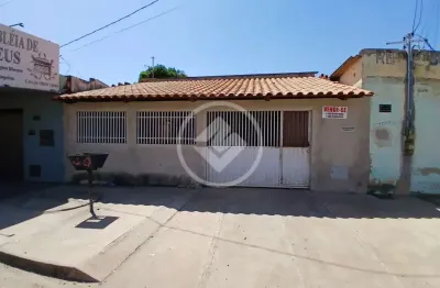 Casa bem localizada no jardim itaipu, com 2 quartos,  2 vagas de garagem e 3 kitnetes codigo: 79526