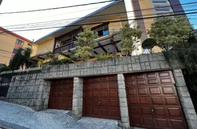 Casa com 4 quartos à venda na Rua Benjamin Constant, Santa Helena, Juiz de Fora