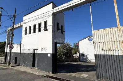 Terreno com área total de 20.000m² e 4021 m² de construção entre 5 galpões e salas