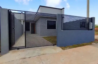 Linda casa 3 dormitórios de frente para rua no capela velha