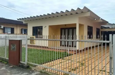 Casa para alugar na Rua Tenente Antônio João, 240, Saguaçu, Joinville