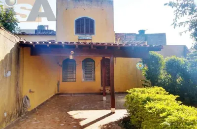 Sobrado com 2 quartos, sendo 1 suíte; quintal; 3 vagas; em suzano/sp.