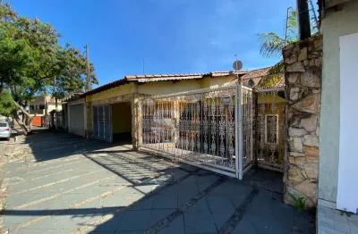 Casa térrea com 4 dorms. sendo 1 suíte master; 4 vagas e piscina.