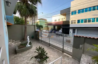 Casa térrea de esquina, com amplo quintal, no bairro calmon viana, poá/sp.