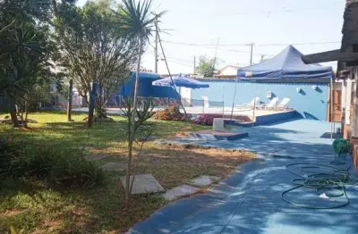 Chácara com 4 quartos, sendo 1 suíte; piscina e churrasqueira; e 4 vagas; em suzano/sp.