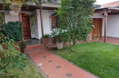 Casa térrea com 2 quartos; e 3 vagas no centro de suzano/sp.