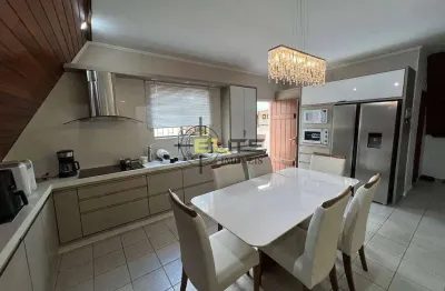 Casa à venda, de 3 dormitórios, sendo 1 suíte com banheira no centro, em palhoça/sc
