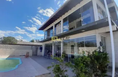 Casa com amplo terreno, piscina e mini playground na passagem do maciambu/palhoça.