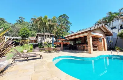 Imponente residência de alto padrão na granja viana: 5 quartos, 4 suítes, 4 salas, 5 banheiros, 6 vagas na cidade de cotia-sp.