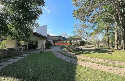 Casa de luxo em condomínio na granja viana: 3 quartos, 1 suíte, 3 salas, 3 banheiros, 2 vagas e 434m²! confira!