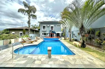 Casa em condomínio de luxo em jandira-sp - 3 quartos, 3 suítes, 3 salas, 5 banheiros, 4 vagas, 224,23m².
