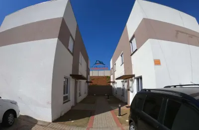 Casa em condomínio à venda em cotia-sp, bairro água espraiada! 2 quartos, 1 sala, 2 banheiros, 1 vaga de garagem!
