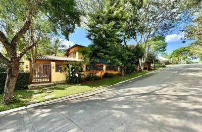 Casa de luxo em condomínio no Parque Rincão, Cotia-SP: 4 quartos, 6 salas, 5 banheiros e 470,52 m² de área. Venha conferir!