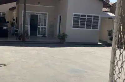 Casa com 3 quartos para alugar na Rua 301, Setor Leste Universitário, Goiânia