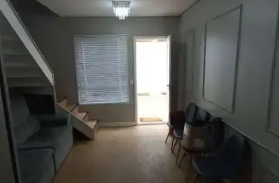 Casa em condomínio fechado 2 dormitórios com móveis planejados