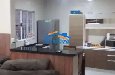 Assobradada com amplo quintal próximo a comércio em geral