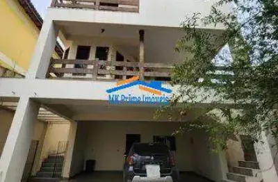 Sobrado 300m², 04 dormitórios, 06 vagas na garagem.