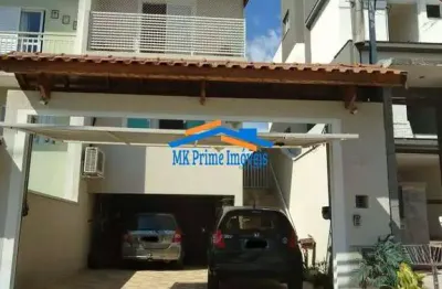 Lindo sobrado com 3 dormitórios sendo 1 suíte e 3 vagas de garagem.