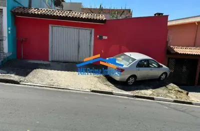 Casa térrea de 250m² com 3 dormitórios, edícula e garagem para 5 carros.