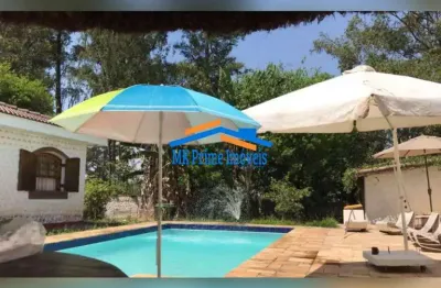 Sobrado de 500m² com 6 dormitórios sendo 1 suíte com piscina.