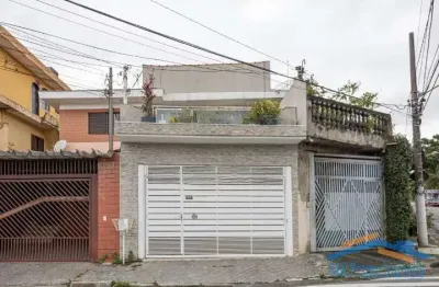 Lindo sobrado com 3 dormitórios sendo 1 suíte e 2 vagas de garagem.