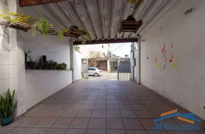 Ótimo imóvel com 2 casas 1° com 2 dormitórios e 5 vagas de garagem.