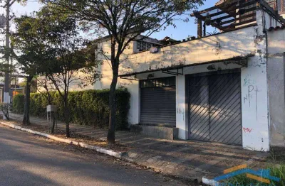 Ampla casa com apartamento independente, subsolo e lazer completo.