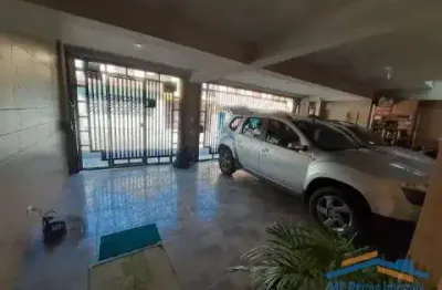 Excelente sobrado com 3 dormitórios sendo 1 suíte e 3 vagas de garagem.