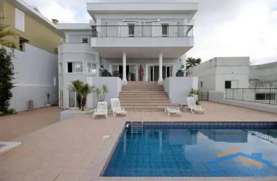 Linda casa em alphaville charmosa e com espaços generosos!