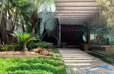 Sobrado com 686m² de área construída em região nobre de pinheiros/sp