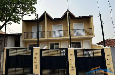 Sobrado novo com 3 dormitórios, 1 suíte, em excelente localização!