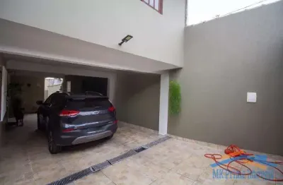Excelente sobrado com 4 dormitórios sendo 1 suíte e 3 vagas de garagem.