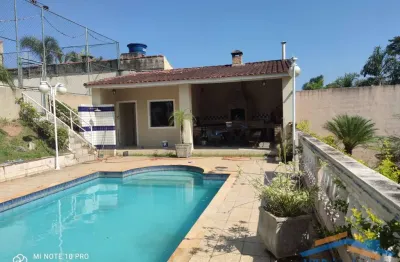 Linda casa com 3 dormitórios em condomínio fechado em ibiúna.