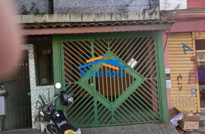 Terreno com 4 casas já alugadas e 1 salão. bom para renda!