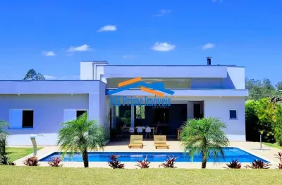 Chácara espaçosa com 6 dormitórios, piscina climatiza e área gourmet.