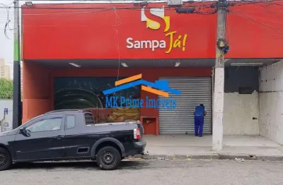 Prédio comercial de 500m² com subsolos, elevador de carga e estacionamento.