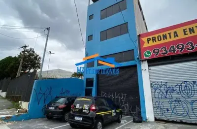 Prédio comercial de 4 andares com salas amplas e vagas de garagem.