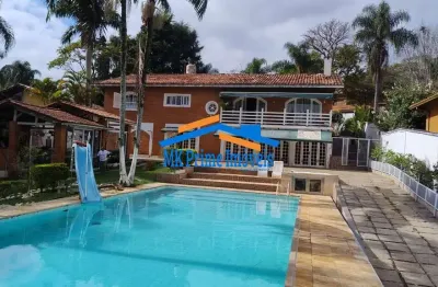Luxuosa casa c/ 3 suítes, área gourmet, piscina semi-olímpica e muito mais.