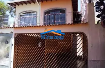 Casa com 3 quartos sendo 1 suíte e 3 vagas de garagem.