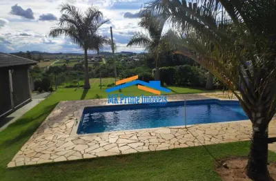 Chácara completa com 1.360m², área de lazer e garagem para 15 carros.