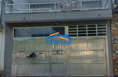 Sobrado 400m² com 2 suítes, churrasqueira e salão de festa.