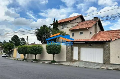 Casa com 5 quartos sendo 2 suítes e 6 vagas de garagem.
