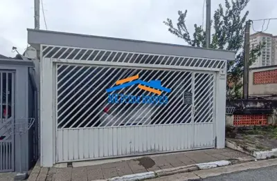 Casa com 3 quartos sendo 1 suíte e 2 vagas de garagem.
