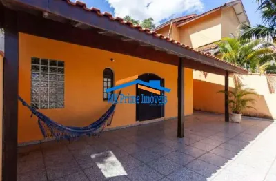 Casa em condomínio com 3 quartos sendo 1 suíte e 3 vagas de garagem.