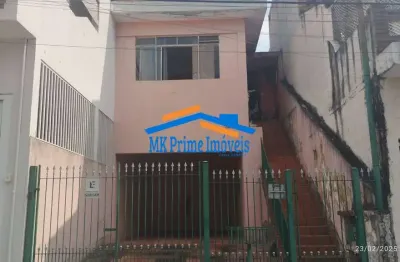 Casa assobradada com 2 quartos e 2 vagas de garagem.