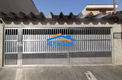 Casa térrea com dois quartos sendo 1 suíte e 2 vagas de garagem.