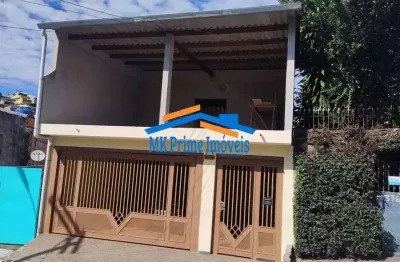 2 casas térreas + andar superior – ótima área de lazer e vagas cobertas.